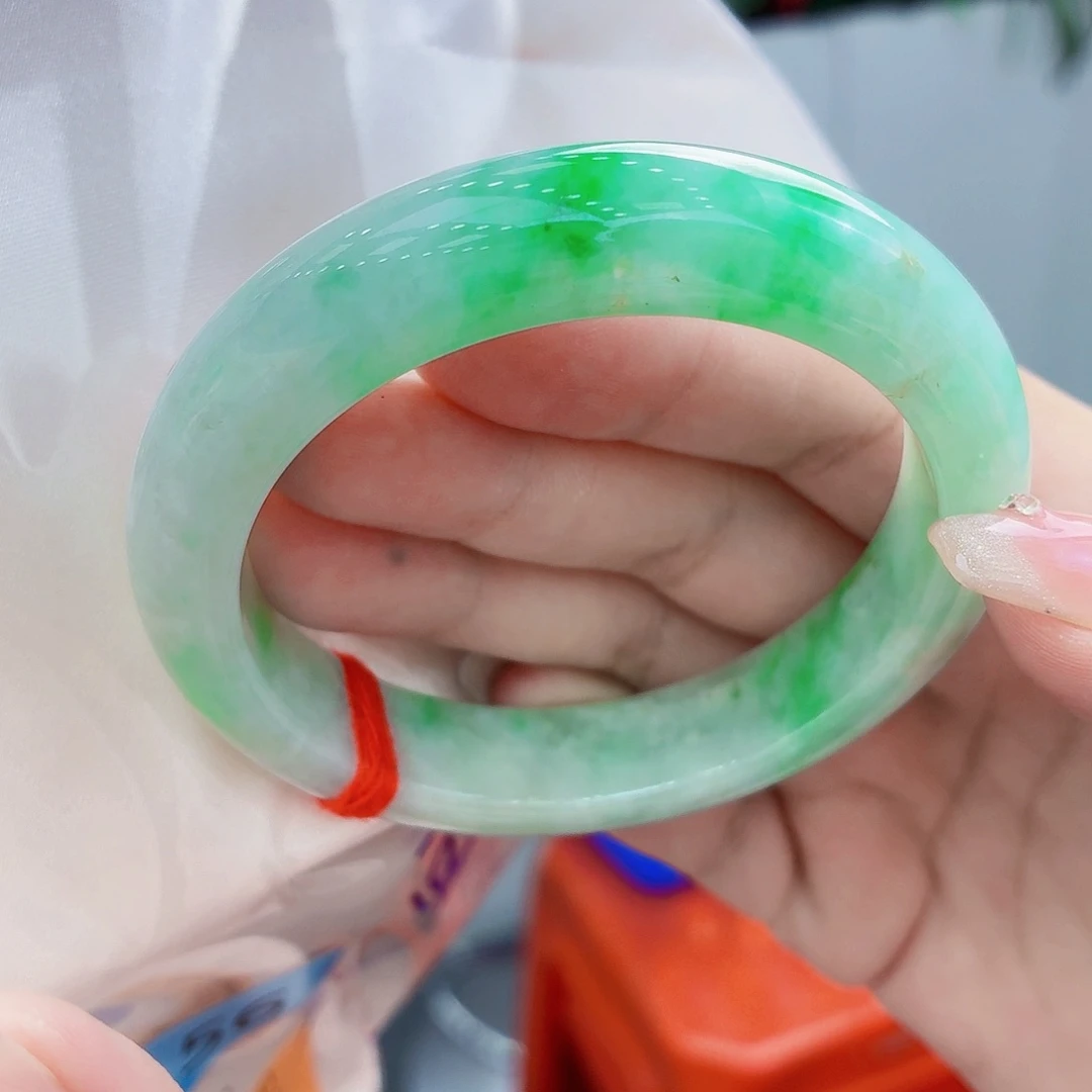 翡翠手镯未镶嵌翡翠手镯