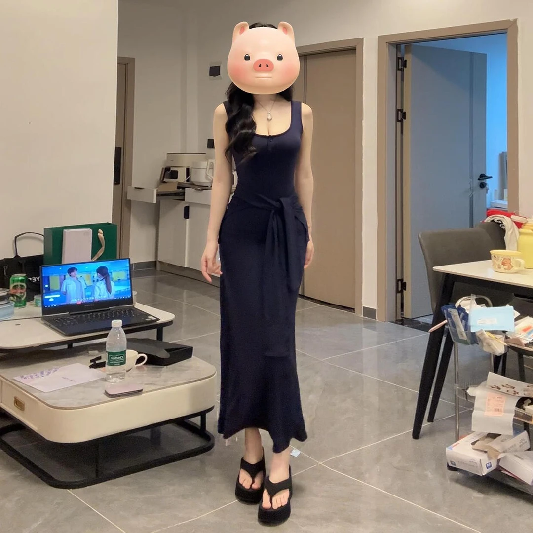 初木原韩系辣妹藏蓝色吊带连衣裙子女2025夏季新款修身显瘦收腰包