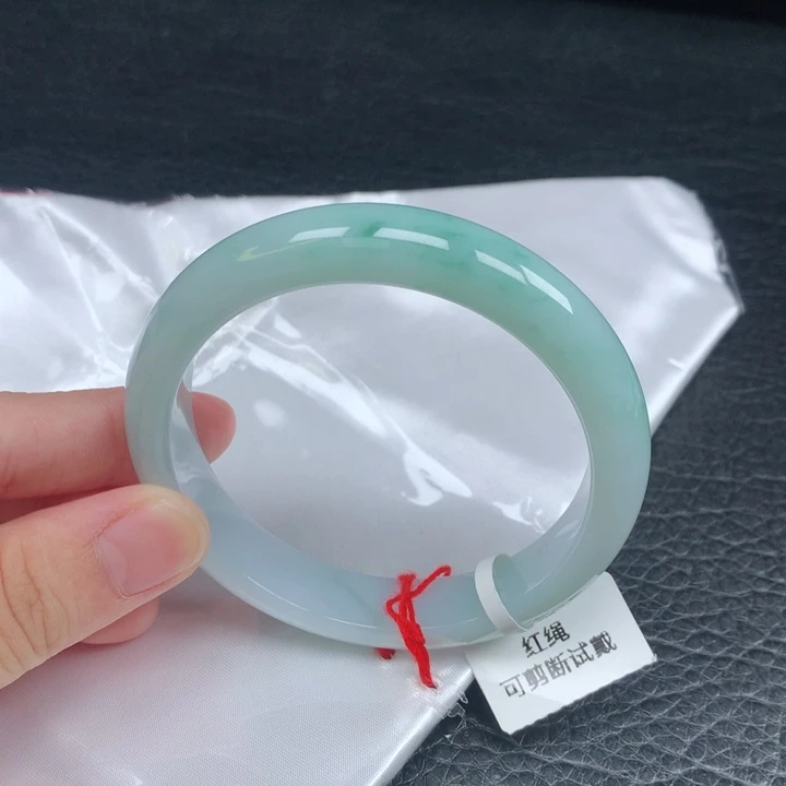 翡翠手镯未镶嵌。