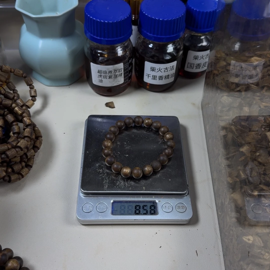 张***予沉香沉香碎屑绿奇楠红骨凹身1.0圆珠单圈8g