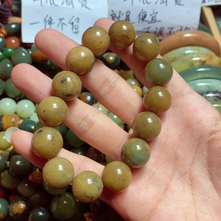 蛇纹石玉颈饰未镶嵌