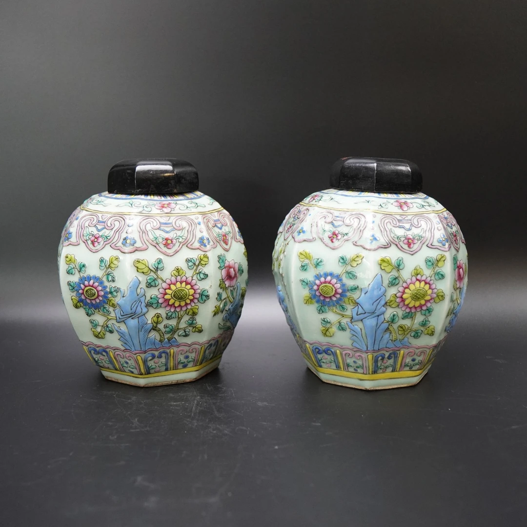 Lot.25080889 民国豆青釉花卉纹盖罐（2个） 高：约18.9cm