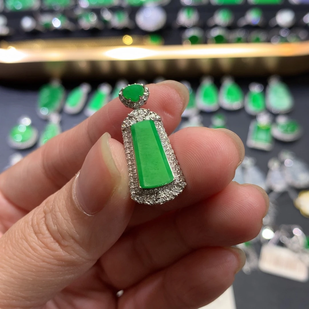 翡翠吊坠(不含链)18K金镶嵌