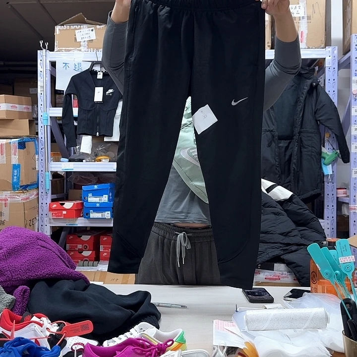 T-L码黑跑步裤子氨纶薄绒有个洞