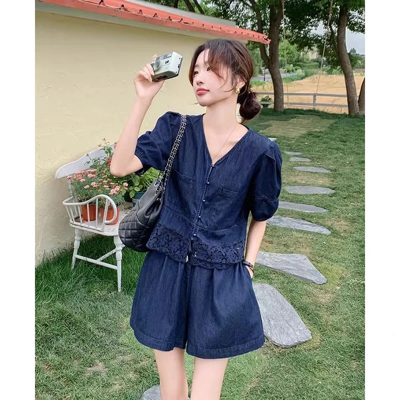 深蓝色复古牛仔套装女2025夏新款气质蕾丝拼接V领上衣短裤两件套