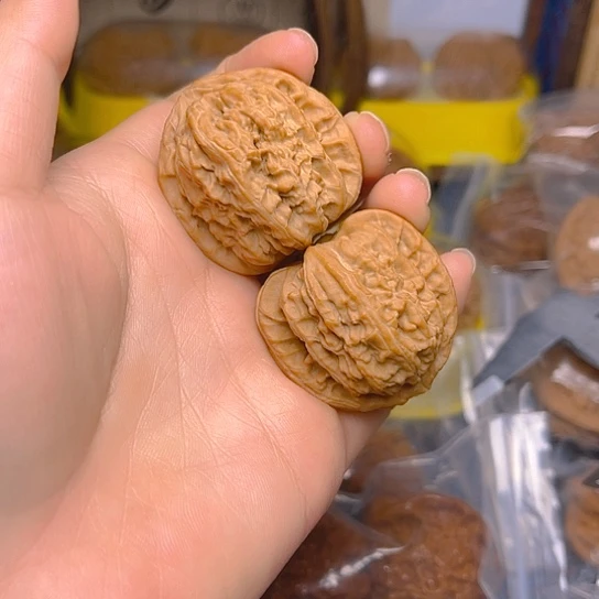 文玩核桃吊坠白狮子