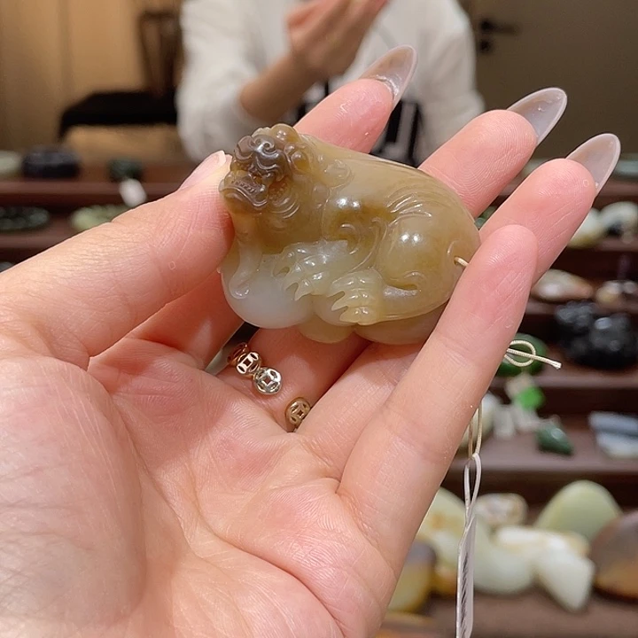 未镶嵌和田玉（糖玉）把件且末糖白貔貅手把