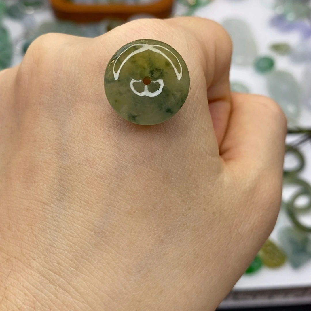 翡翠未镶嵌颈饰扣