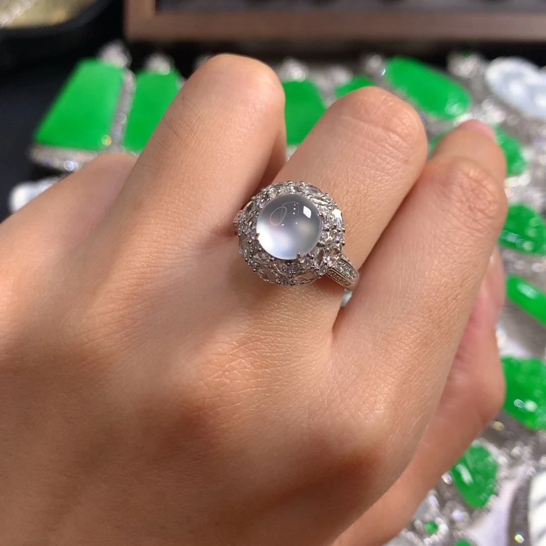 E***i翡翠18K金镶嵌颈饰蛋面戒指