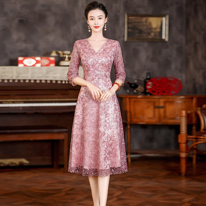 婚礼年轻妈妈礼服粉色连衣裙高贵气质丈母娘婚庆喜婆婆婚宴装春季