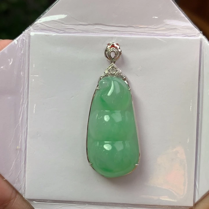翡翠18K金镶嵌颈饰翡翠吊坠