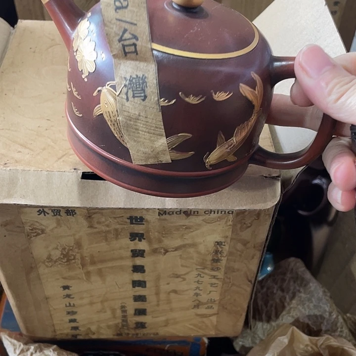 紫砂茶壶矿泥料，手工制作的一把紫砂壶。