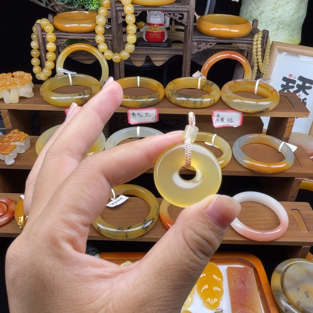 石英质玉（黄龙玉）未镶嵌颈饰