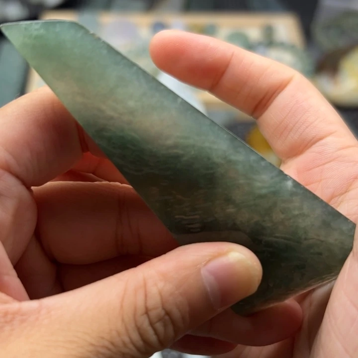 翡翠未镶嵌颈饰毛料