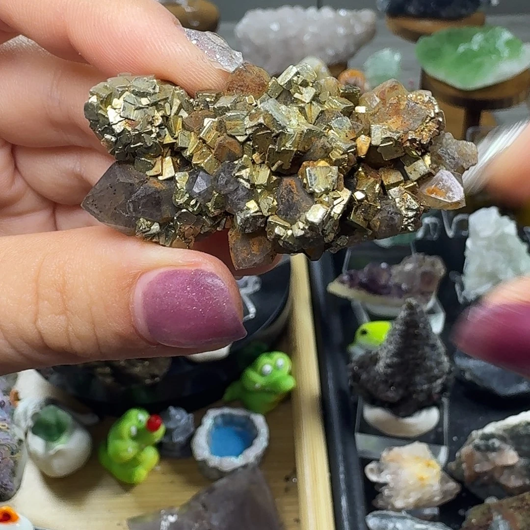 石材红水晶硫铁摆件