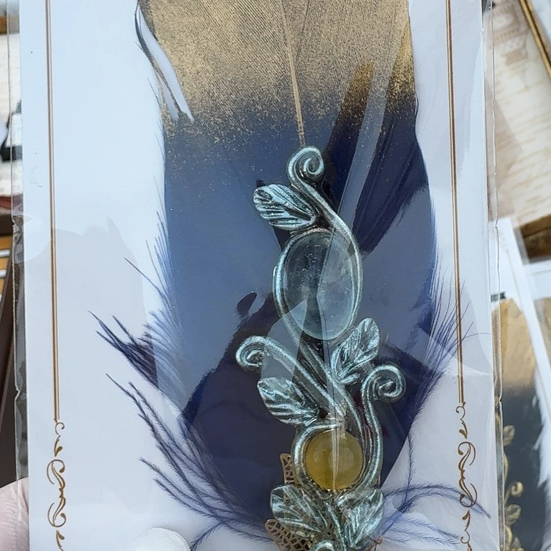 努***刘未镶嵌颈饰烟晶白