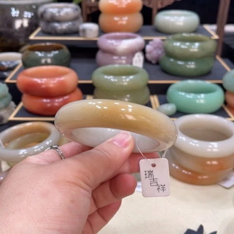 未镶嵌手镯石英质玉