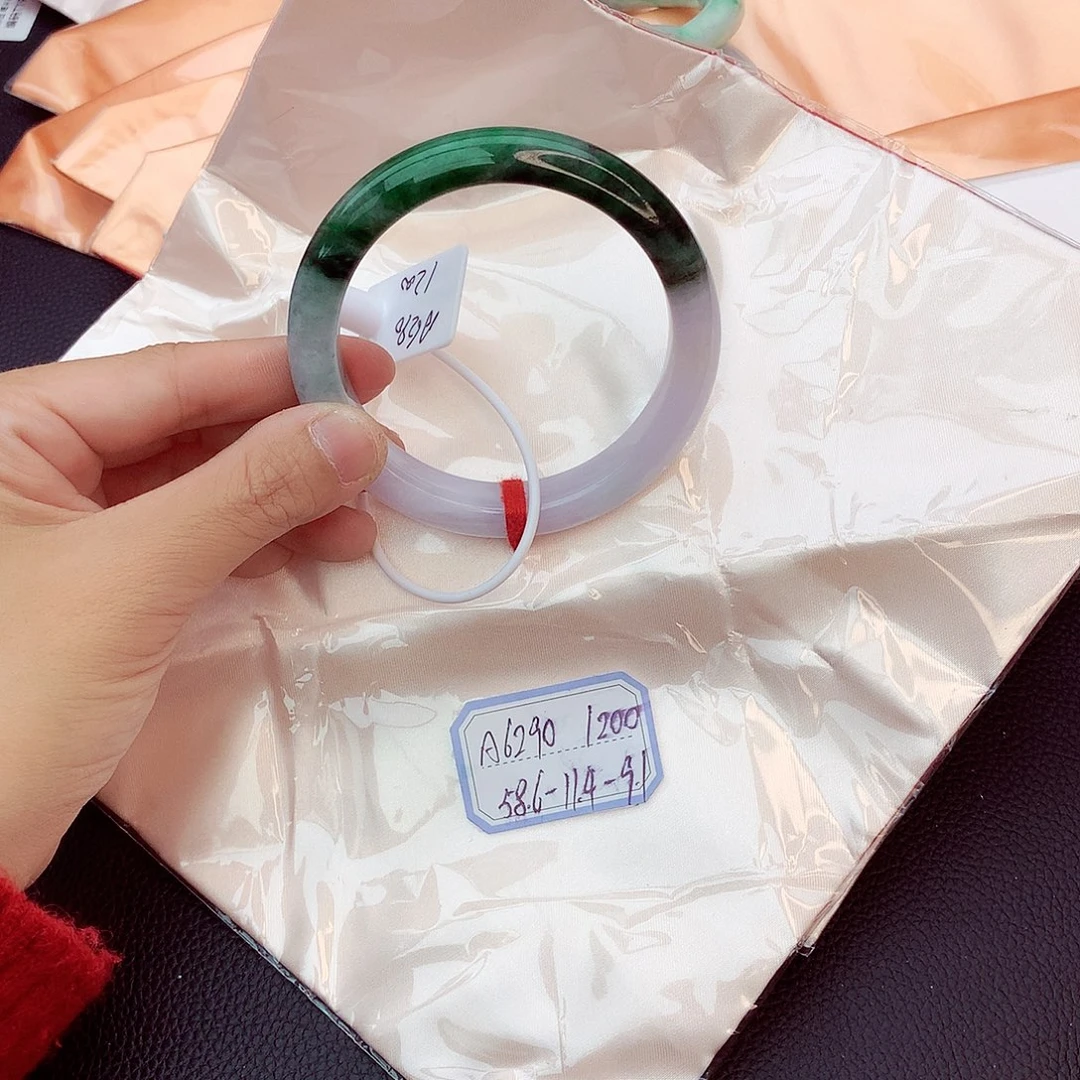 翡翠手镯未镶嵌翡翠