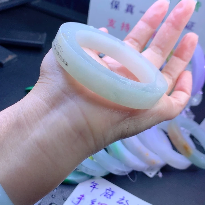 未镶嵌翡翠手镯定制翡翠