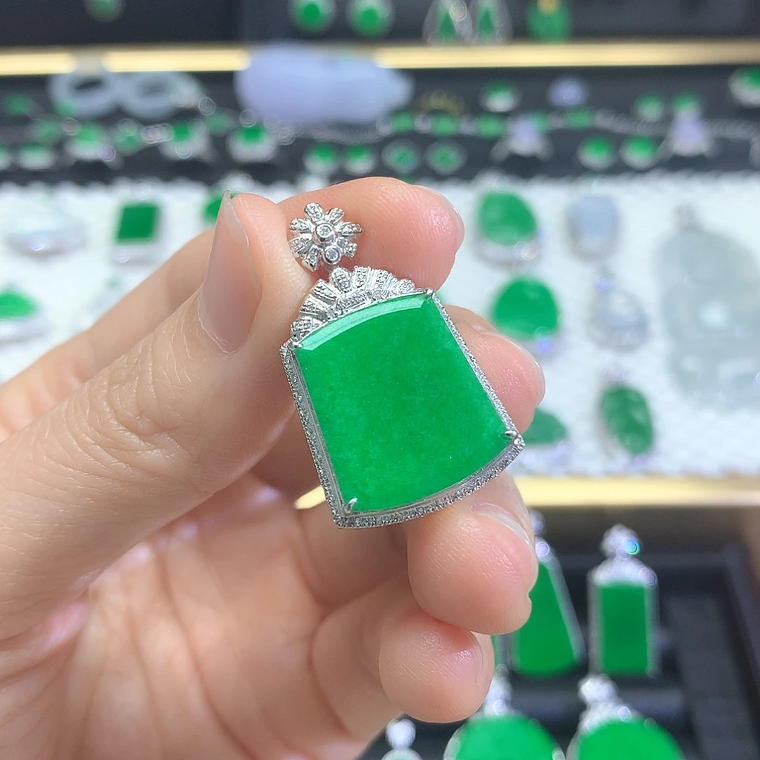 颈饰18K金镶嵌翡翠吊坠