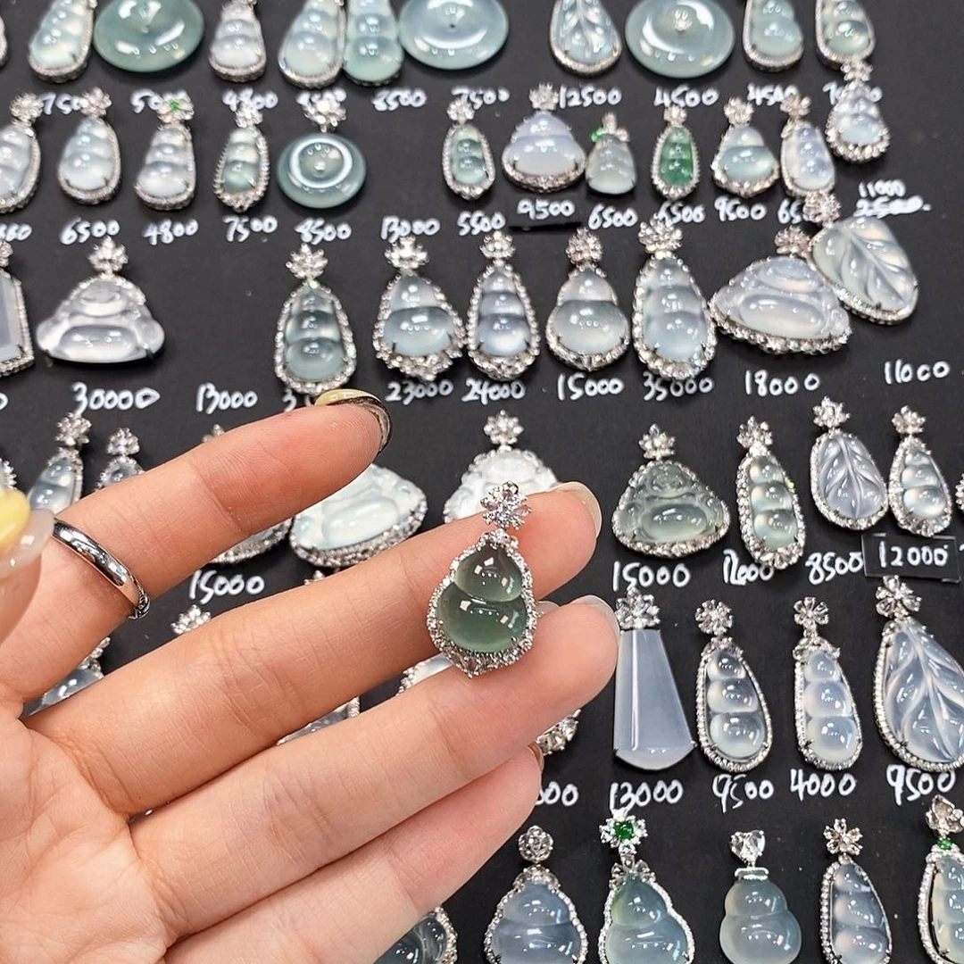 翡翠18K金镶嵌颈饰