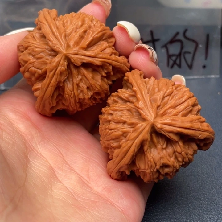 尤***磊吊坠文玩核桃白狮子