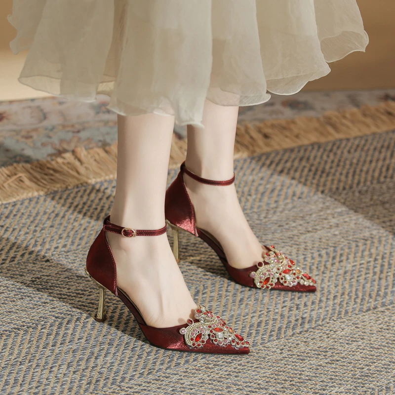 仙女风水钻一字式扣带婚鞋女敬酒鞋2025新款夏季时装凉鞋女尖头