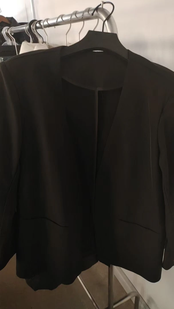 就剩一件黑色西装外套
