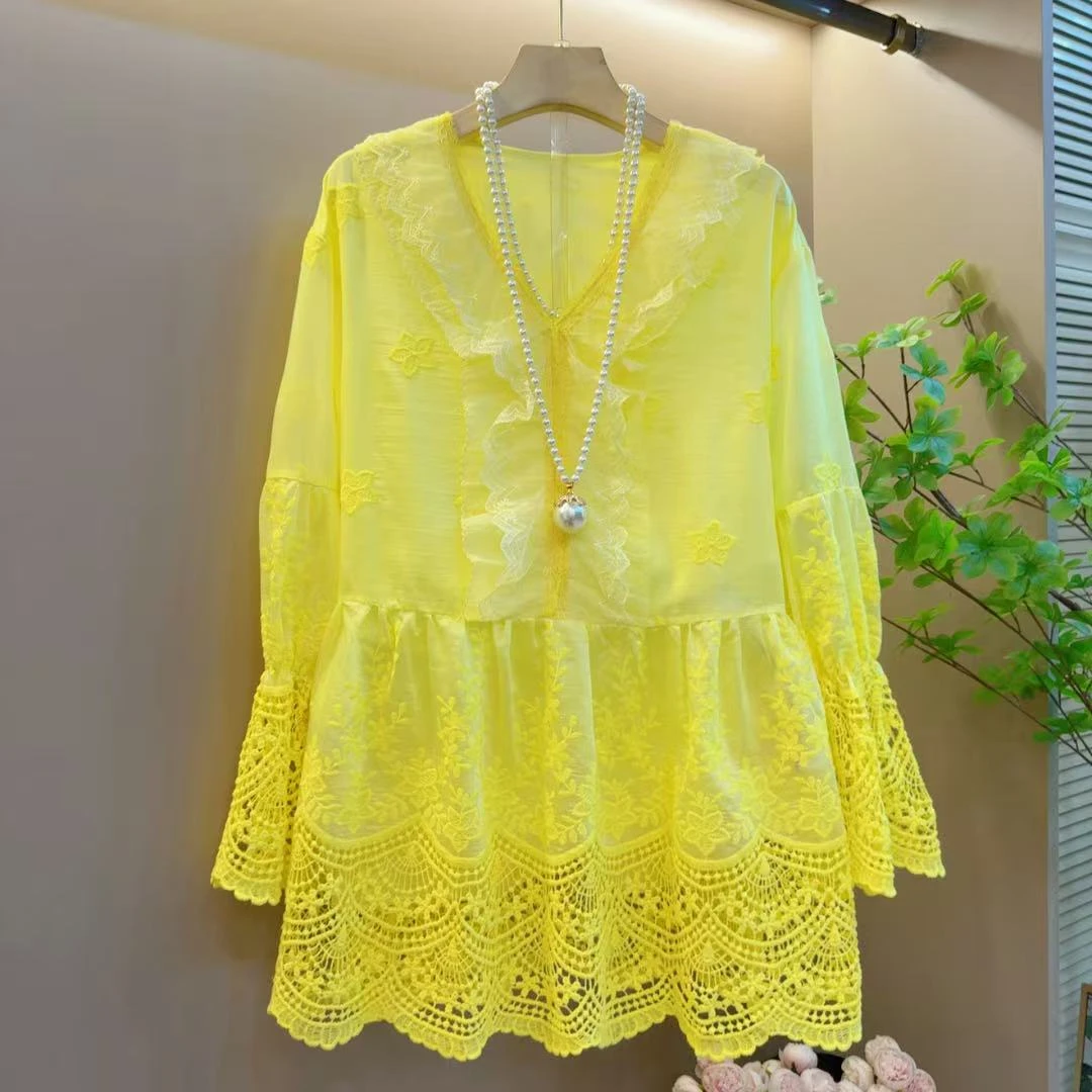 气质新款甜美百搭宽松V领拼接花边时尚遮肉长衫（长73左右）