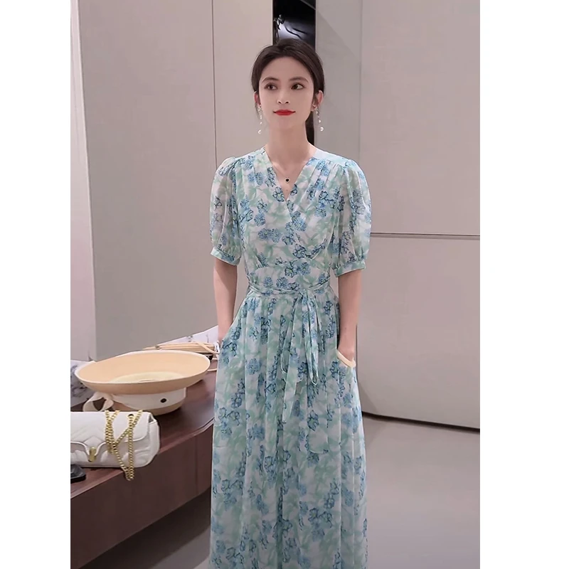 DW-法式V领碎花连衣裙女2025年夏季新款气质大摆收腰显瘦遮肚长裙