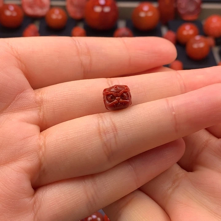 南红玛瑙未镶嵌牛血红醒狮9.3MM