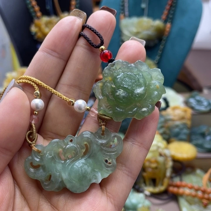 蛇纹石玉未镶嵌颈饰
