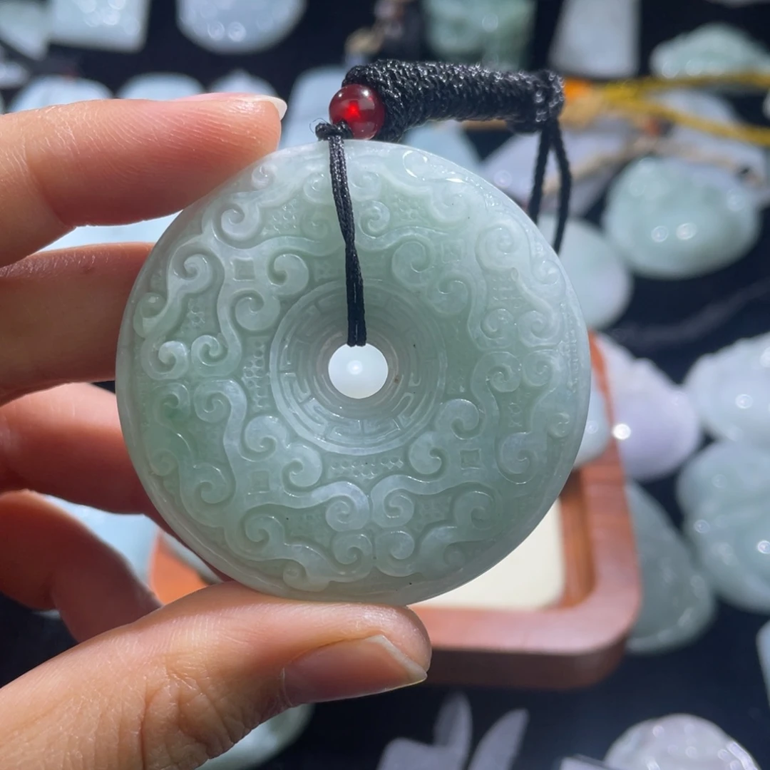 翡翠未镶嵌颈饰扣子，瑕疵