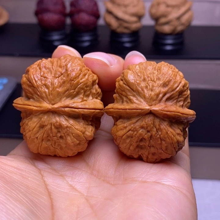文玩核桃把件鬼脸铁蝴蝶37