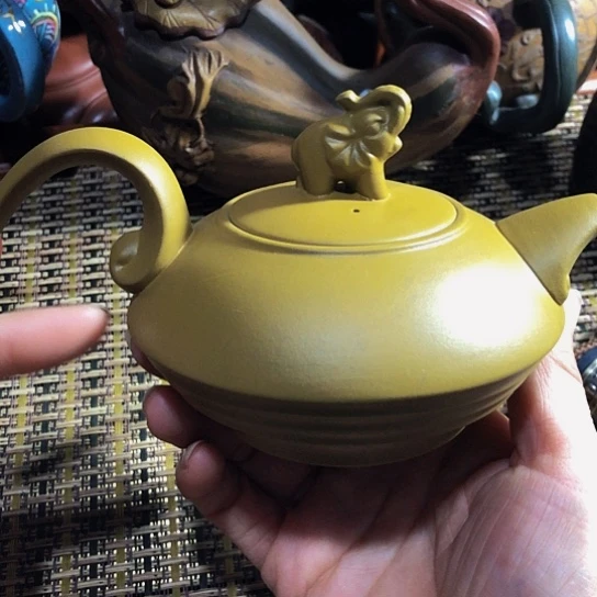 紫砂茶壶原矿泥料手工制作的紫砂壶。