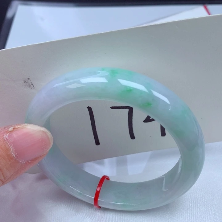 翡翠手镯未镶嵌翡翠