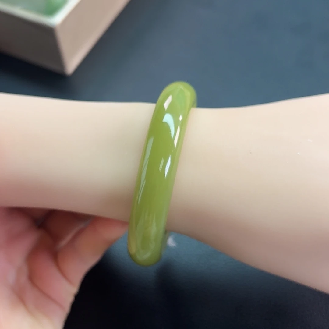 和田玉未镶嵌手镯【若羌青黄口 牛油果色】