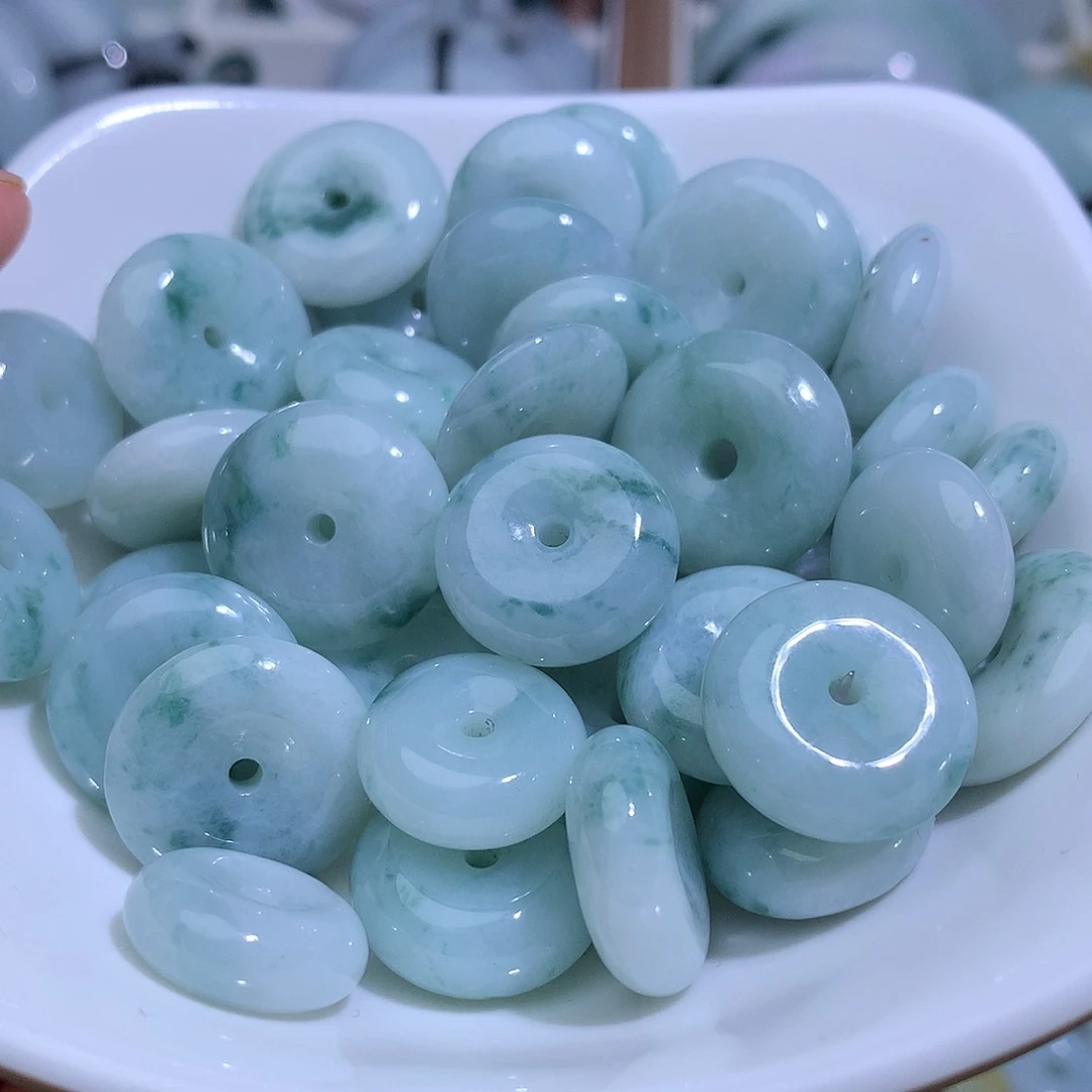 翡翠未镶嵌颈饰发其中一个