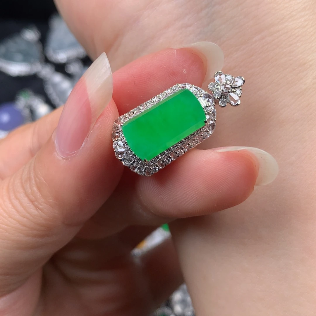 颈饰18K金镶嵌翡翠冰阳绿无事牌