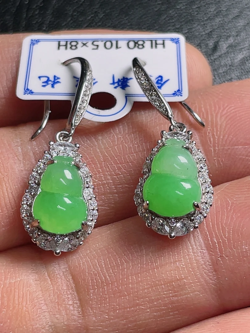 （缅甸天然翡翠A货）925银镶嵌冰种甜绿葫芦耳坠，尺寸31.5-10.6-6.9