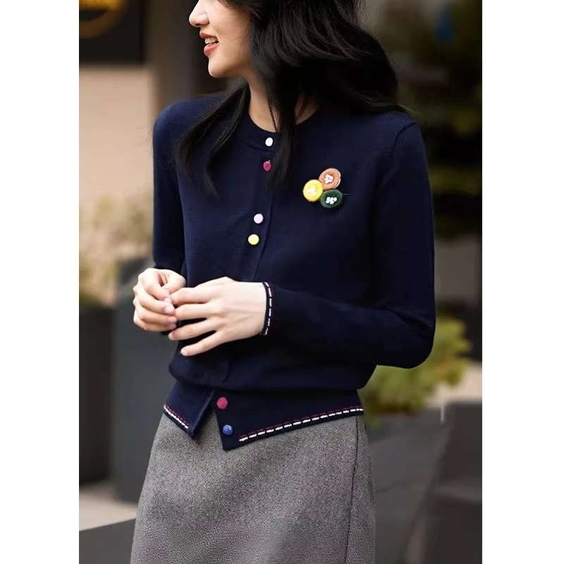 职业阿玛诗官2026早春新款彩色纽扣圆领针织衫长袖上衣显瘦毛衣女