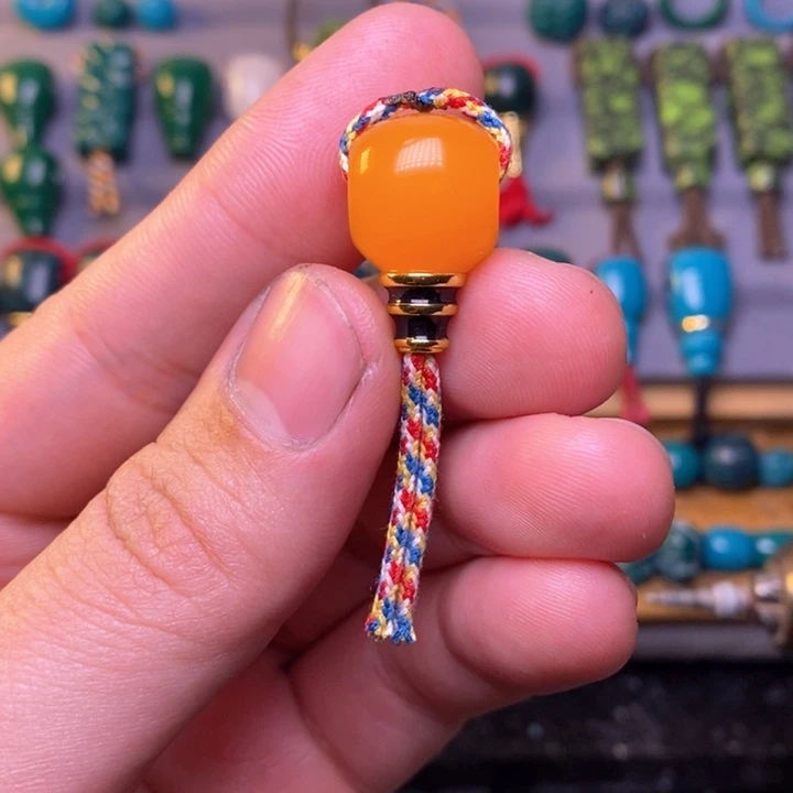 二***子颈饰琉璃顶红色三通