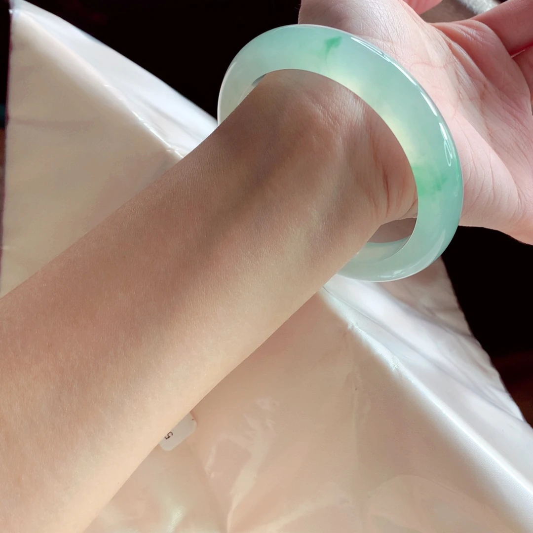 翡翠未镶嵌手镯57.2 清甜亮丽冰甜绿毕业底妆 灵