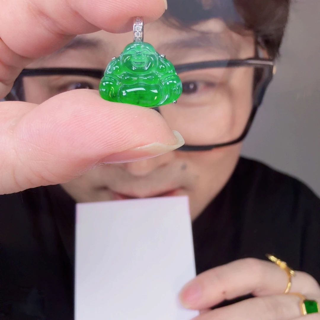 翡翠未镶嵌颈饰一件