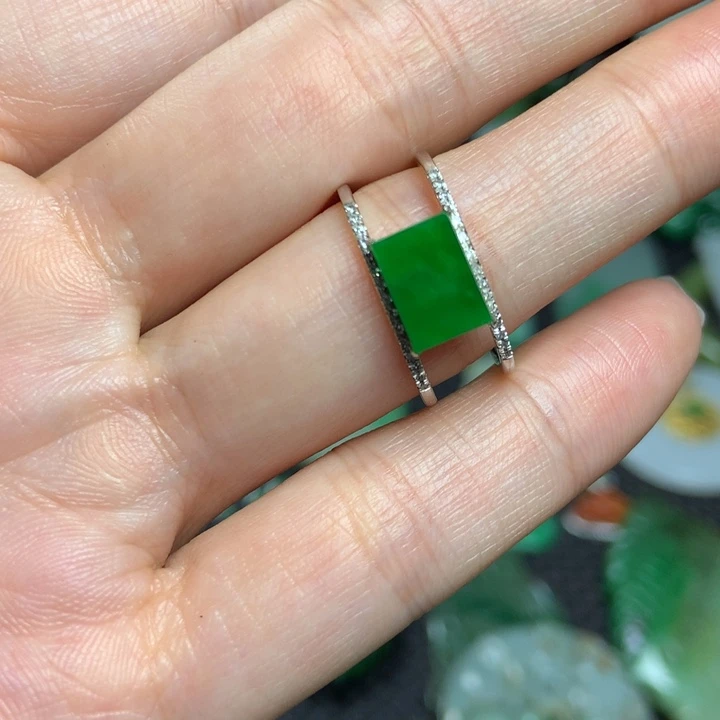 南***房18K金镶嵌挂件翡翠