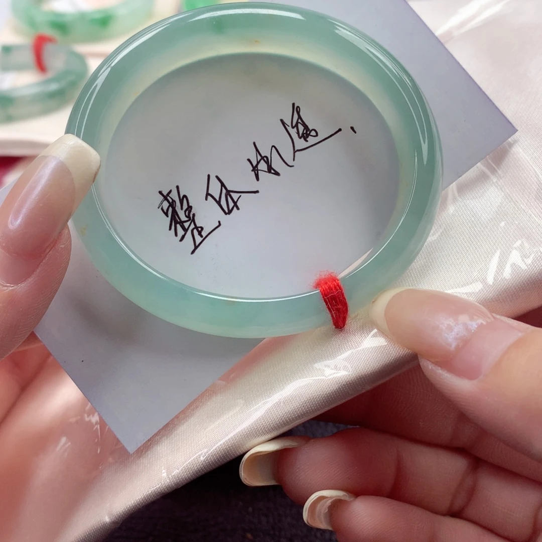 翡翠手镯（贵妃镯）未镶嵌54圈口 冰透起光细胶高级湖水绿