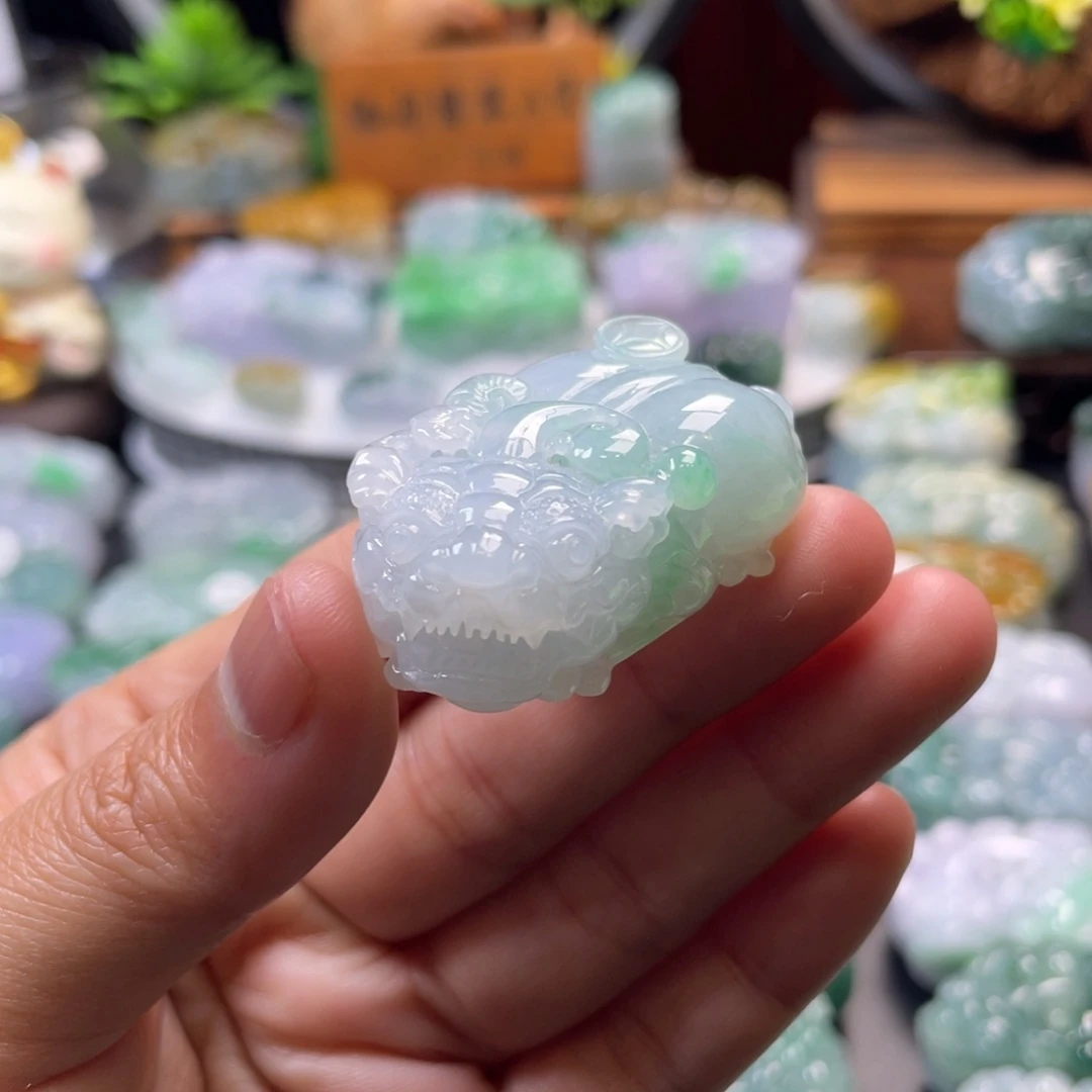 翡翠未镶嵌颈饰貔貅