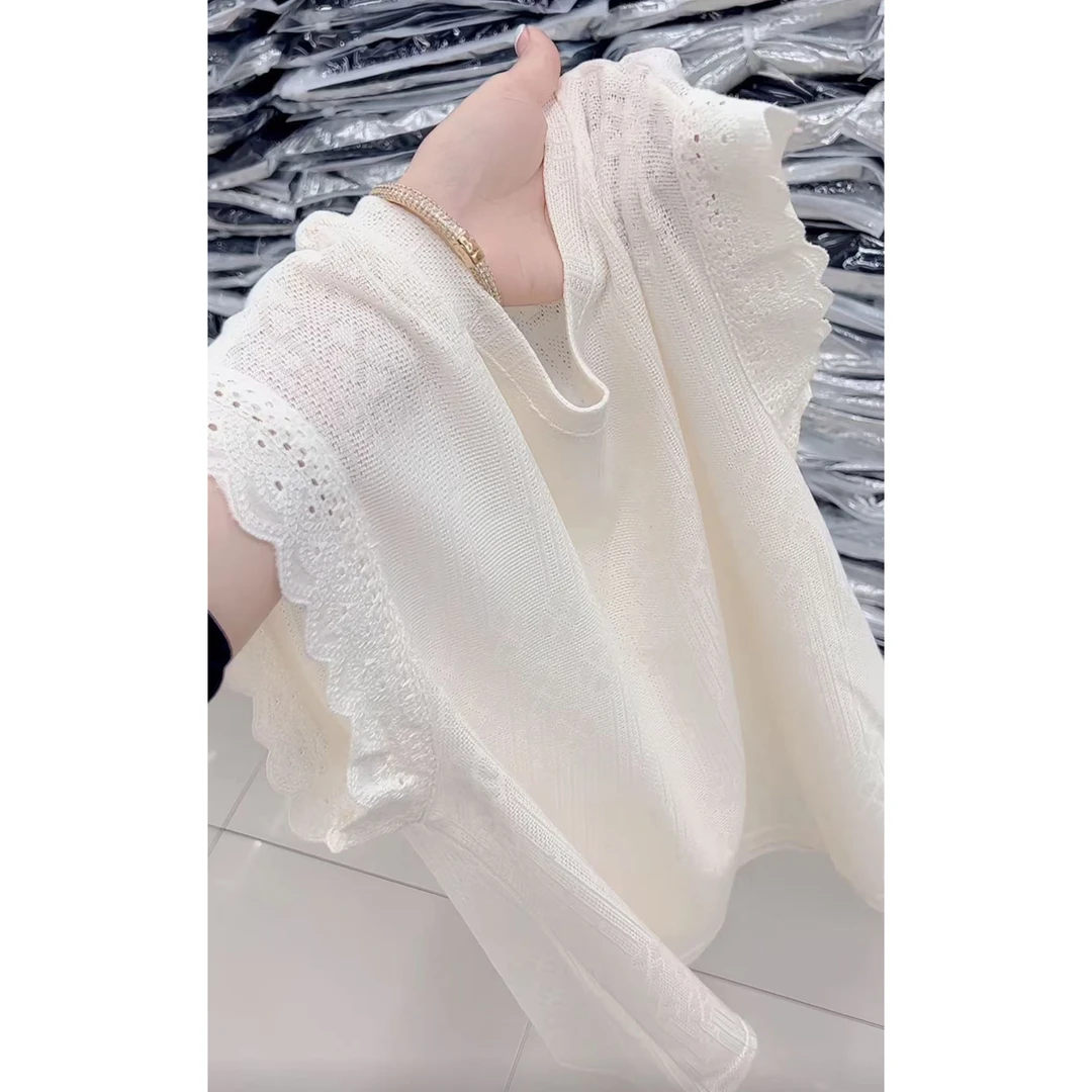 【现货】今年流行穿搭2025夏季新款圆领镂空蕾丝修身休闲风短袖上衣