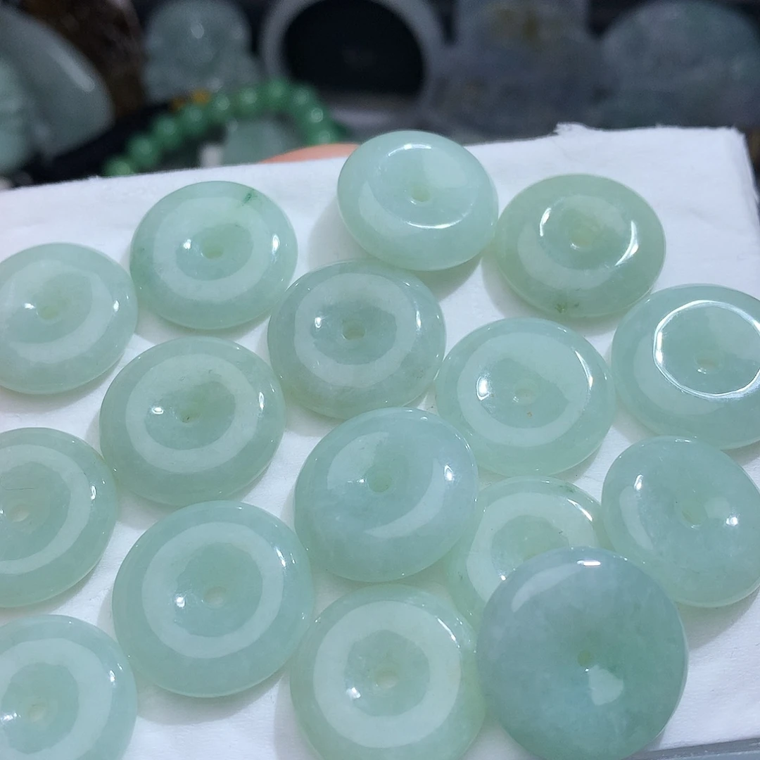 翡翠未镶嵌颈饰，多样性发其一