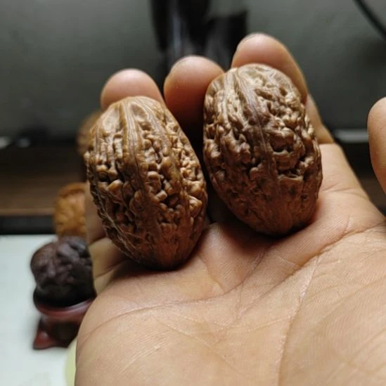 文玩核桃把件豆粒纹金梭子